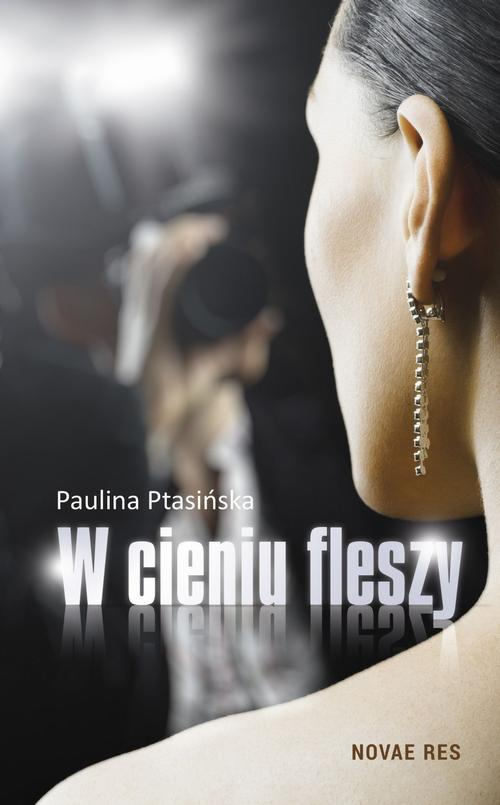 Okładka: W cieniu fleszy